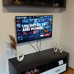 Pre 5-6 Osob, Privatne Parkovanie A Terasa 3* Tajov