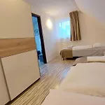 Pre 5-6 Osob, Privatne Parkovanie A Terasa Tajov