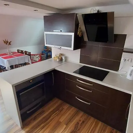Pre 5-6 Osob, Privatne Parkovanie A Terasa Aparthotel *