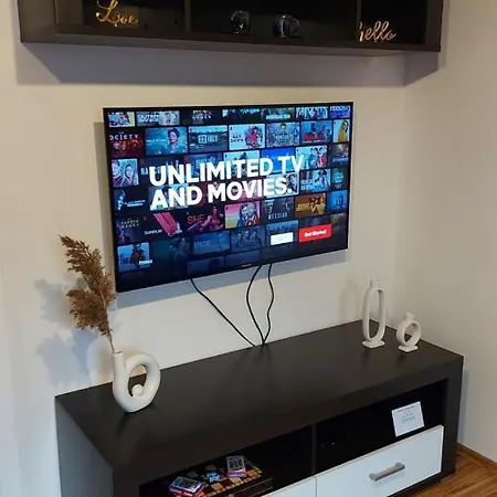 Pre 5-6 Osob, Privatne Parkovanie A Terasa 3* Tajov