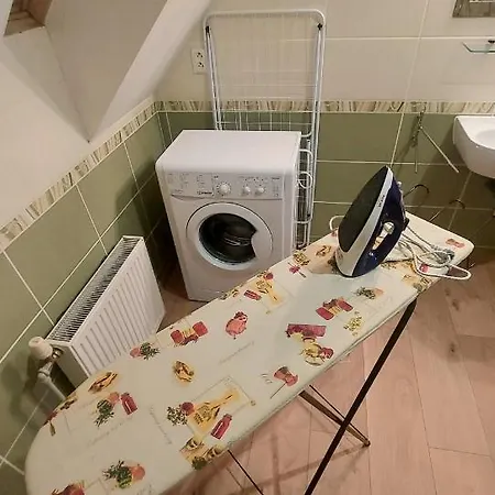 Pre 5-6 Osob, Privatne Parkovanie A Terasa 3* Tajov