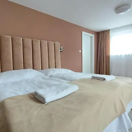 Pre 5-6 Osob, Privatne Parkovanie A Terasa Hotel apartamentowy 3*