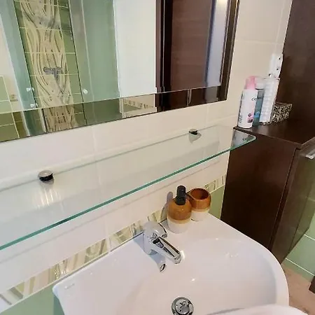 Pre 5-6 Osob, Privatne Parkovanie A Terasa Aparthotel *