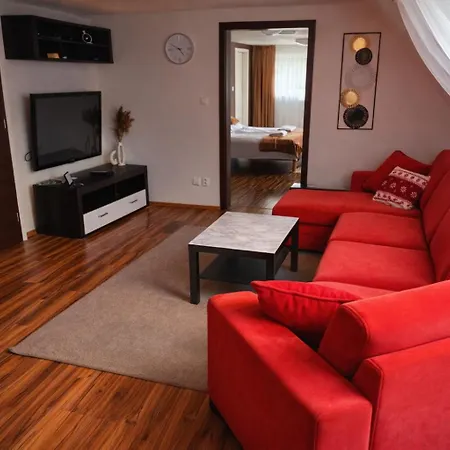 Pre 5-6 Osob, Privatne Parkovanie A Terasa 3* Tajov