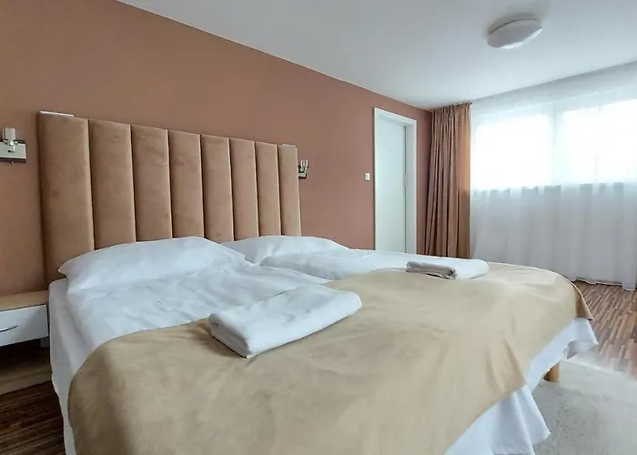 Pre 5-6 Osob, Privatne Parkovanie A Terasa Apart Otel 3*
